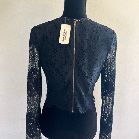 Elegant Black Laced Long Sleeve Crop Blouse with Fitted Design - Picture 5 of 6